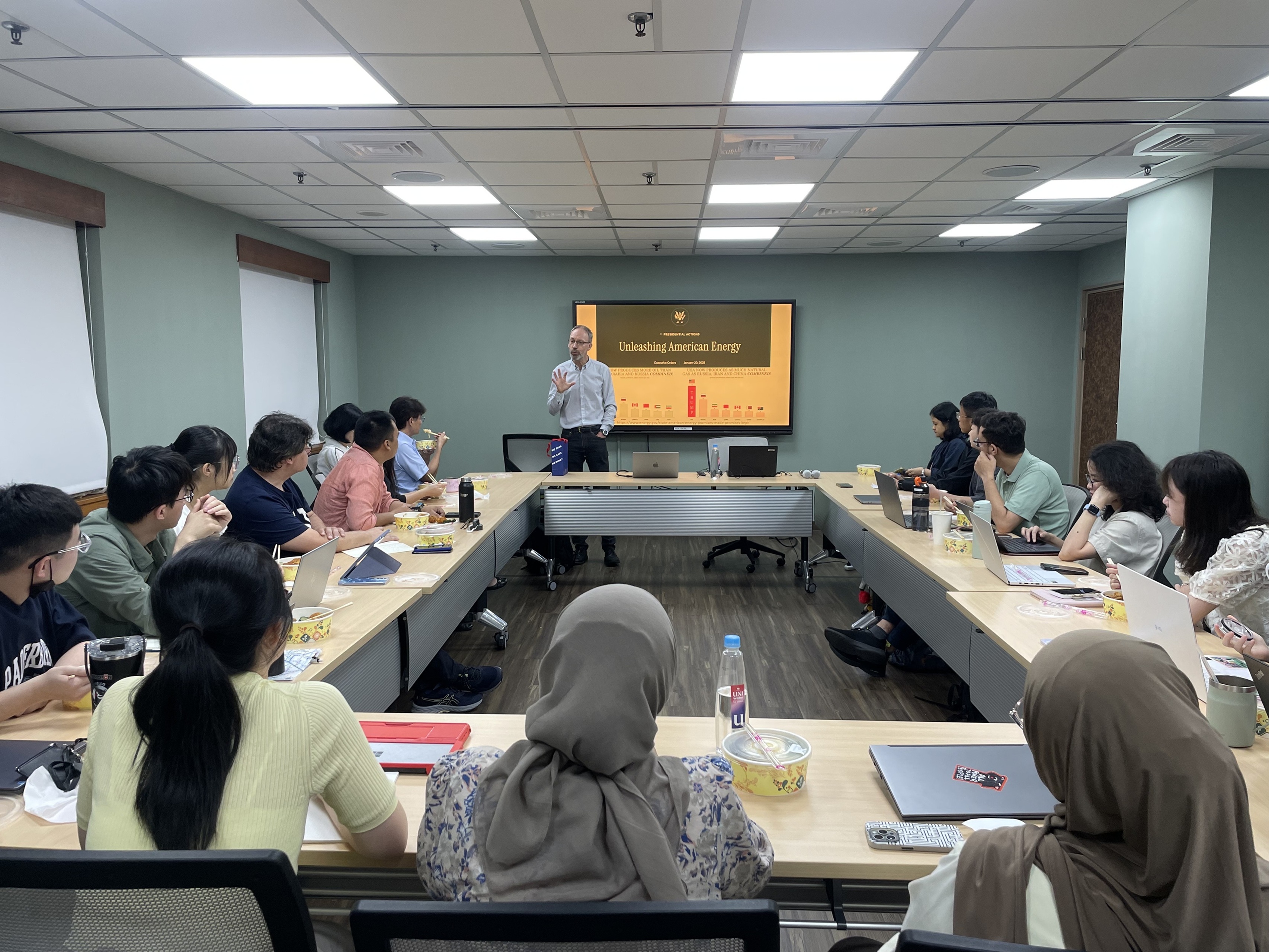 Dr. Philippe Le Billon delivered a lecture on the geopolitics of energy transition and global power competition during the event hosted by IDAS, NCCU, in cooperation with the University of British Col